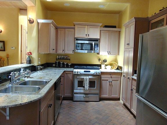 5th image of 556 San Antonio St