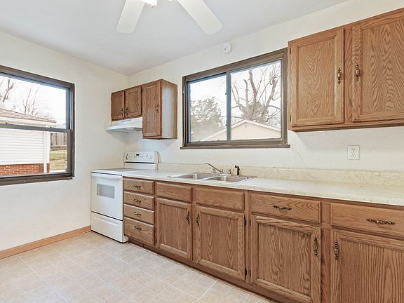 3rd image of 415 Winston Dr