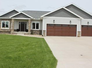 1040 Colonial St, Sioux Center, IA 51250