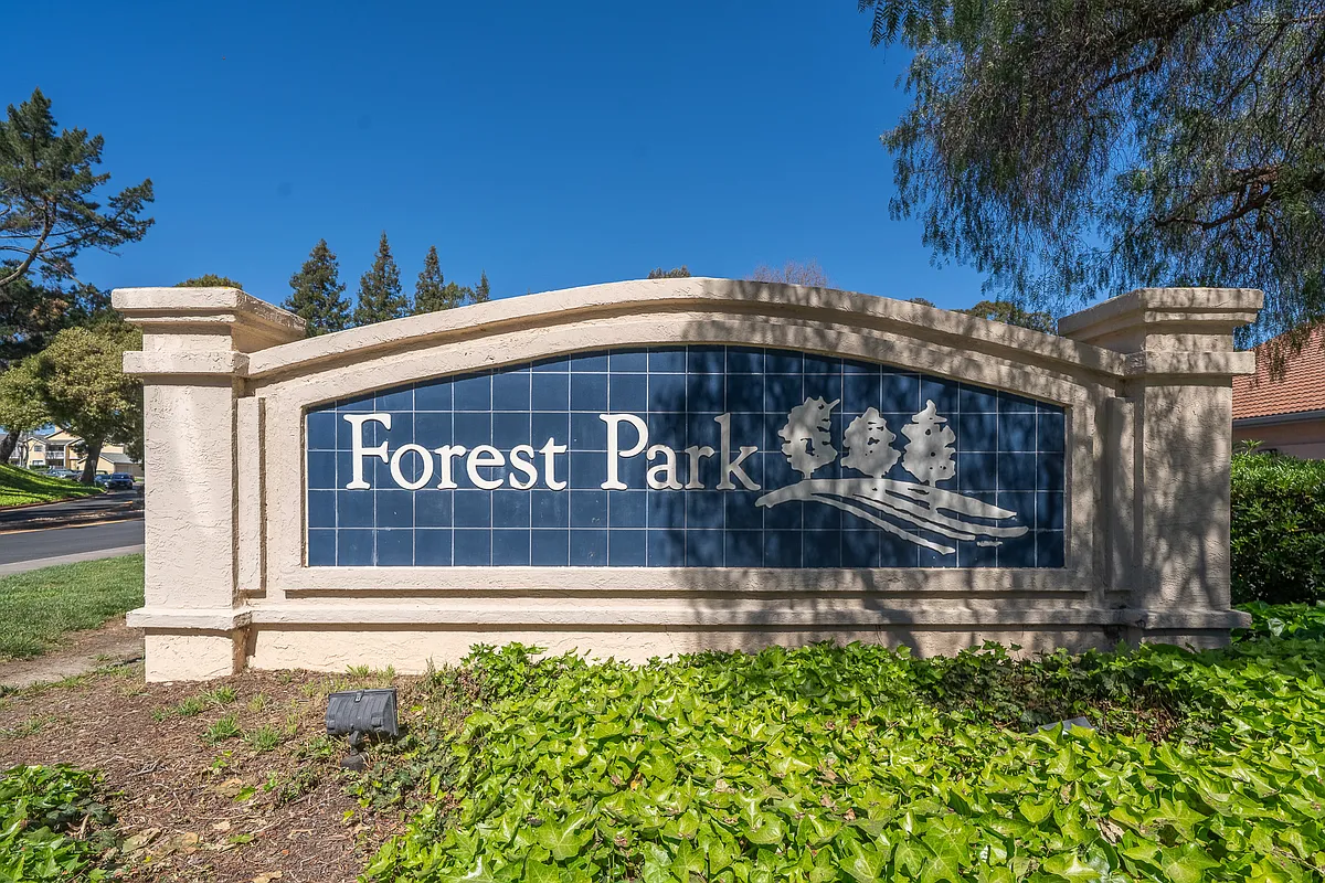 Building Photo - 1004 Forest Run