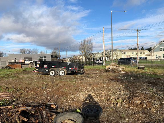4th image of 5020 E Portland Ave