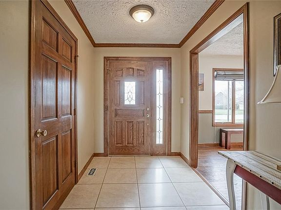 5th image of 901 Ironwood Dr W
