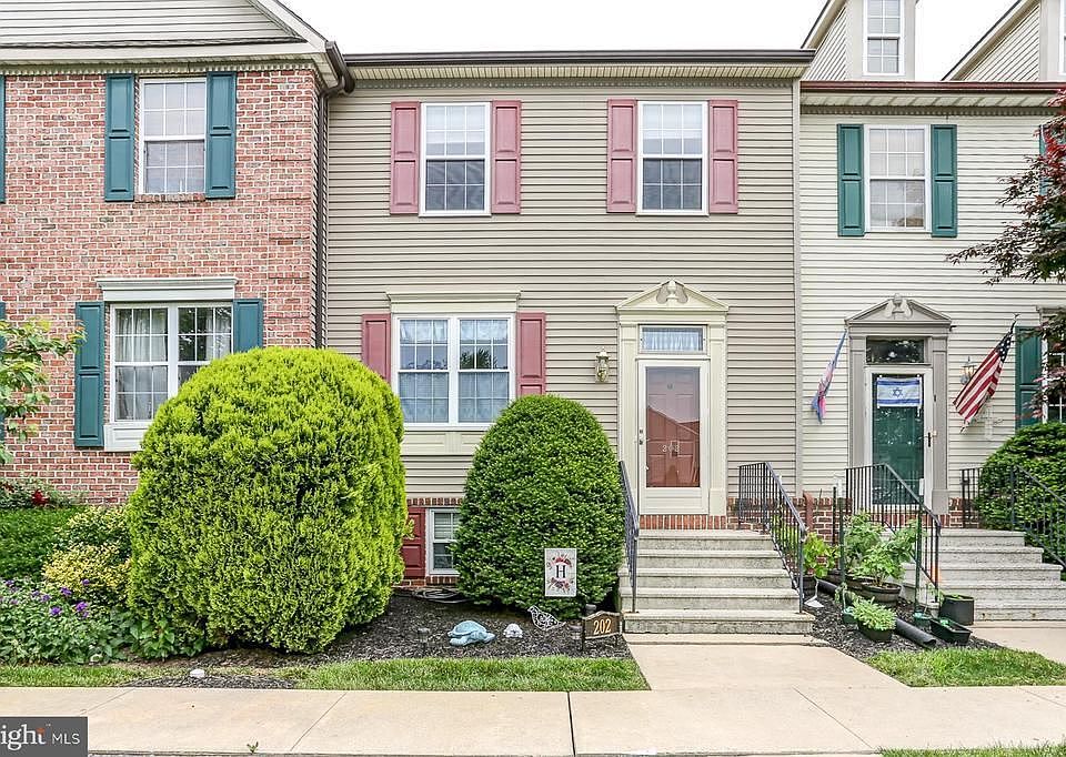 1st image of 202 Spruce Ct