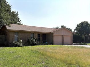 1044 NW 8th St, Moore, OK 73160