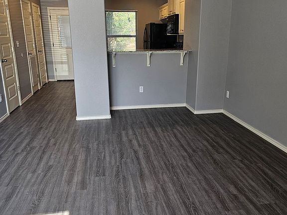 3rd image of 2723 Teddy St #2B-1BA-948SQFT