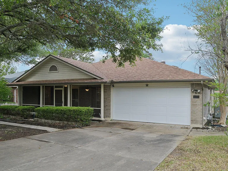 1300 Leah Ln — Photo 2