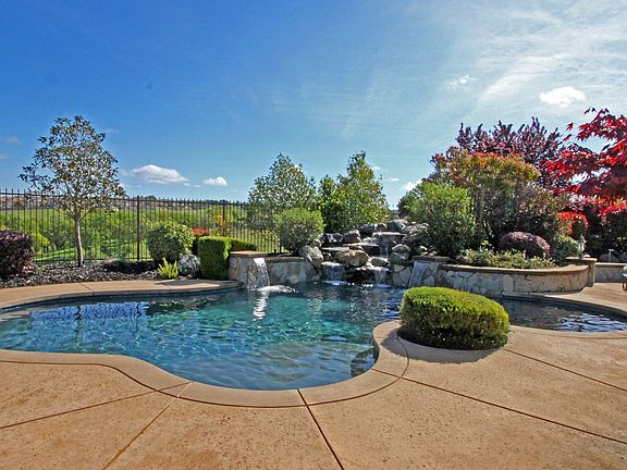 2nd image of 200 Valle Ct