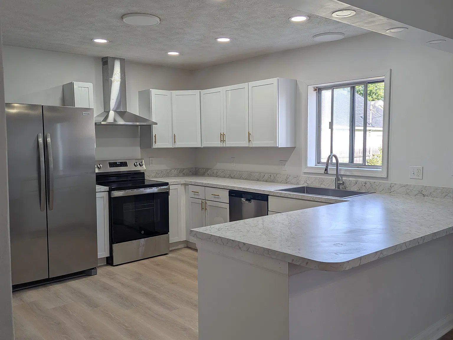 5 bed, 3104 sqft, $2,300 — Photo 3