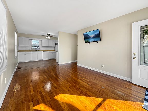 2nd image of 2424 Helmuth Ave