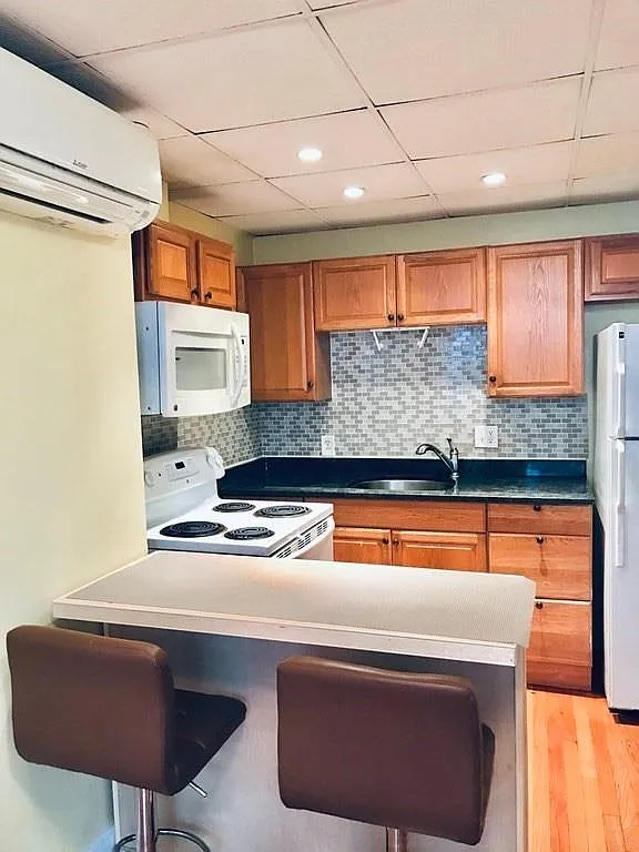 265 Lexington St — Photo 2