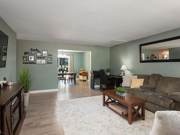 3rd image of 42 Heather Dr