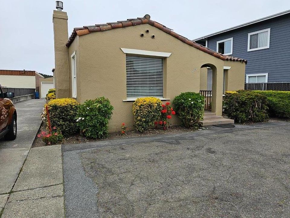 1st image of 220 Main St