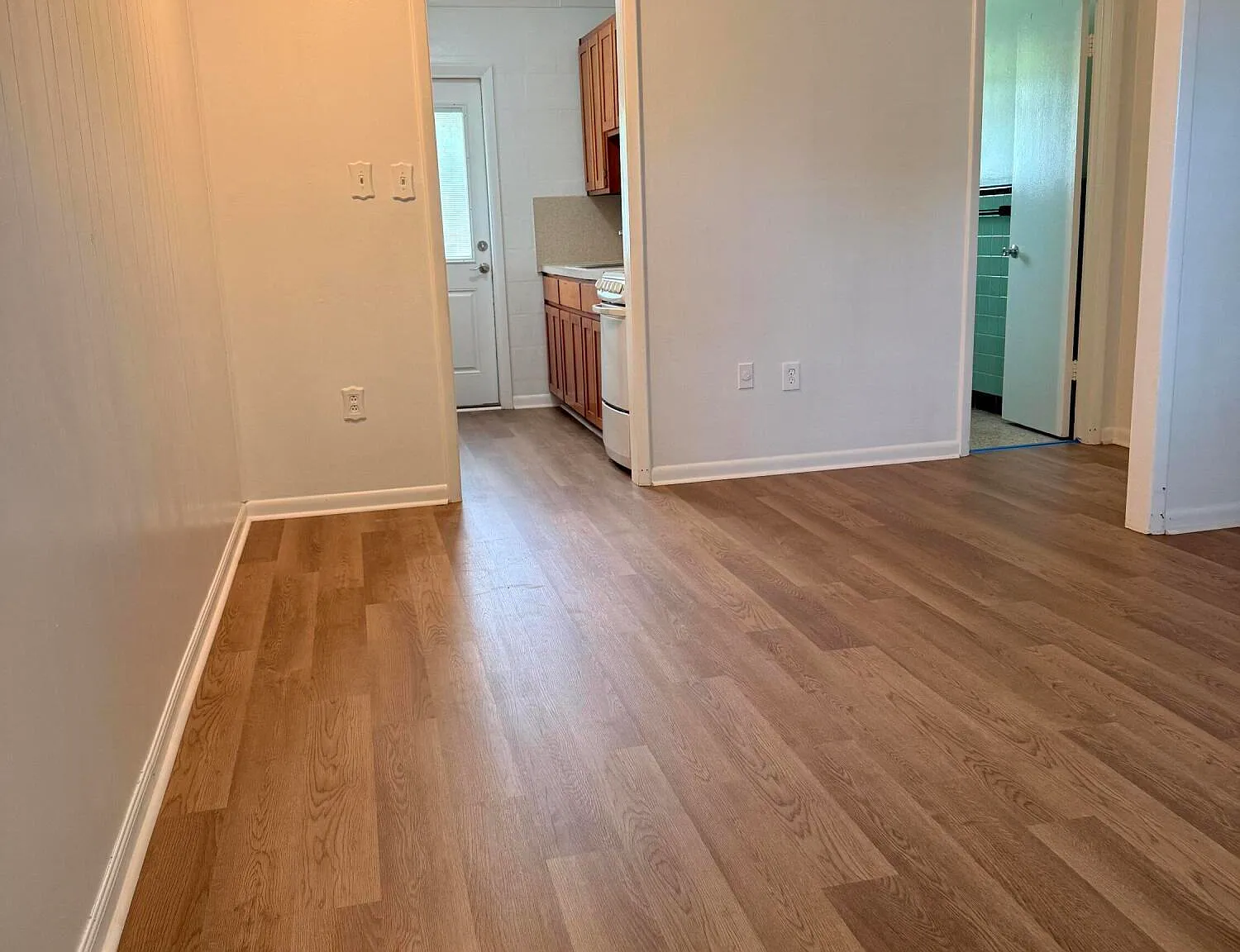 1 bed, 1.0 bath, 756 sqft, $1,050 — Photo 2