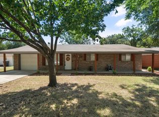 1215 Lynnwood Dr, Cleburne, TX 76033