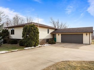 5871 Shiloh Ln, Cedar Rapids, IA 52411