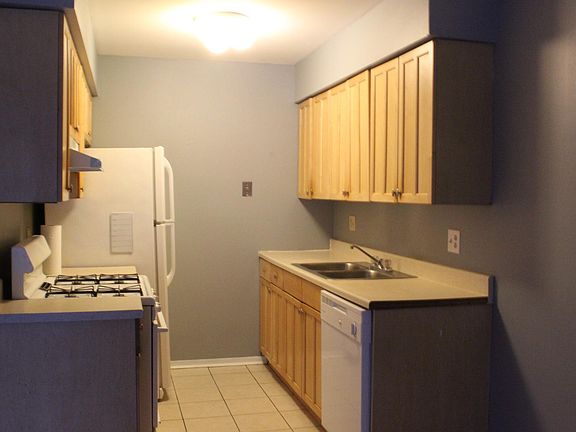 3rd image of 1316 E Turtle Creek Cir APT B