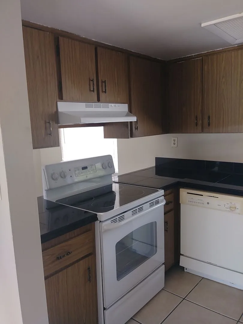 Building Photo - 300 N Dewey St #5