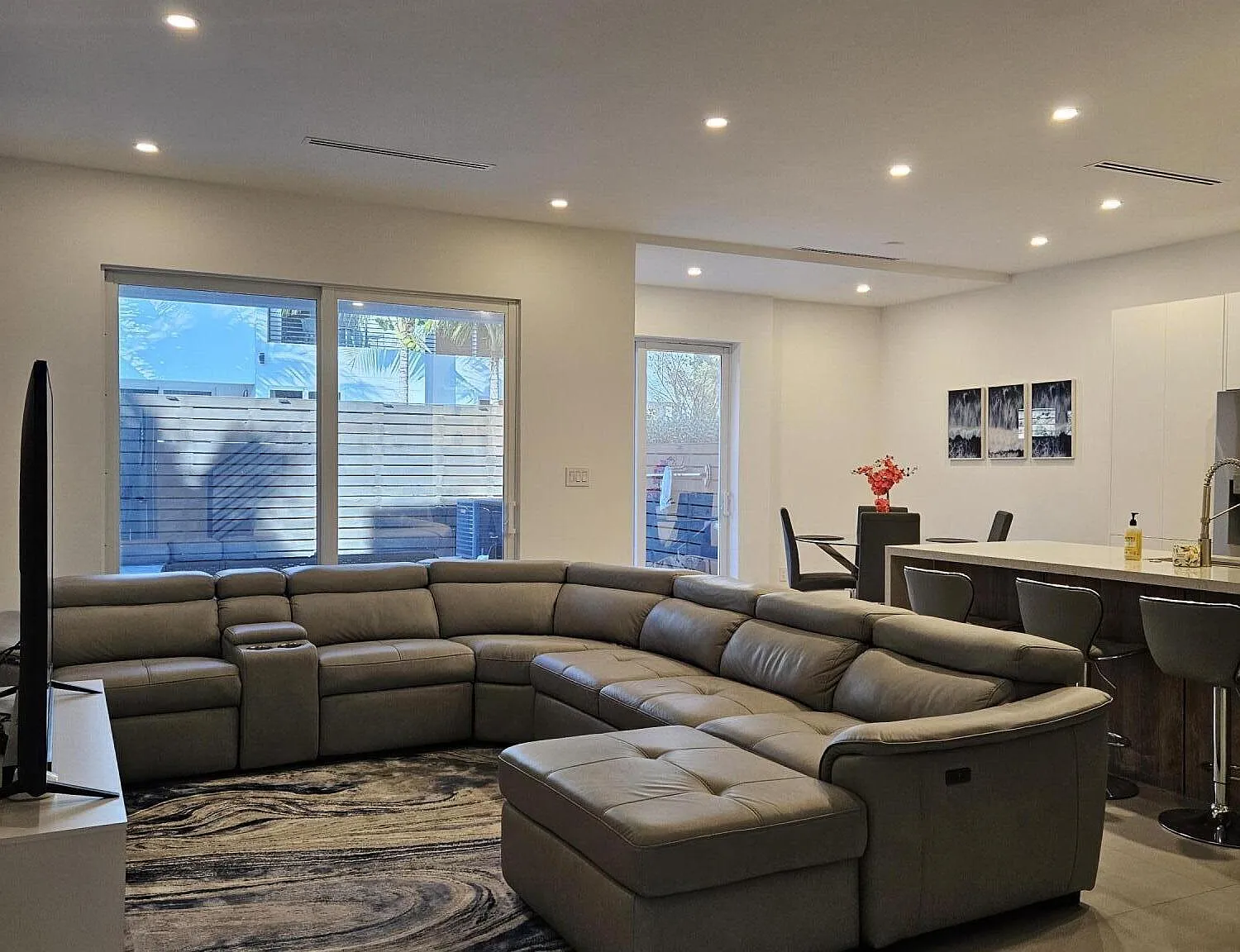 3 bed, 3.5 bath, 1898 sqft, $6,200 — Photo 3