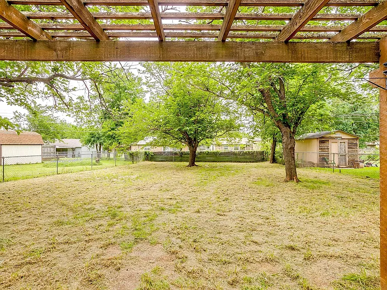 812 E Prairie View Rd — Photo 13