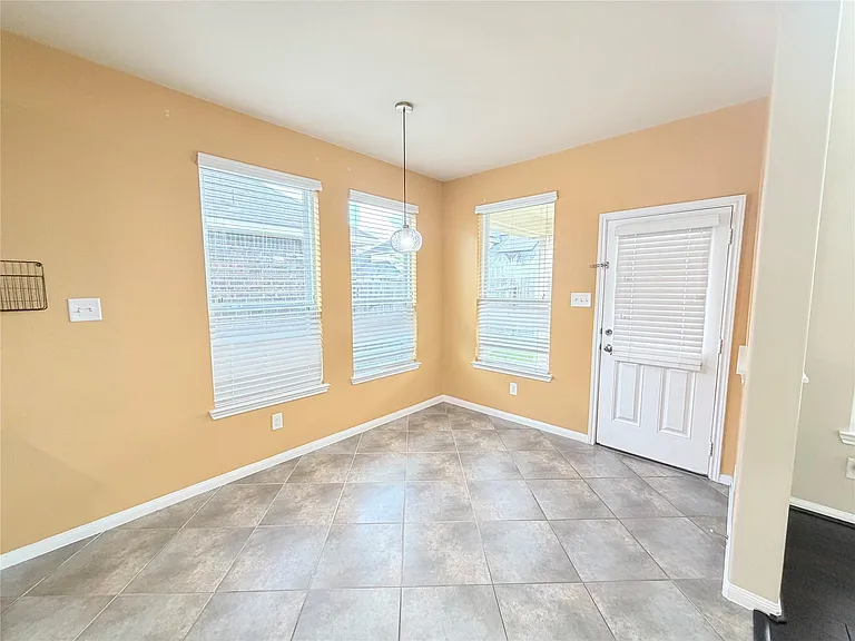1242 S Maple Dr — Photo 11