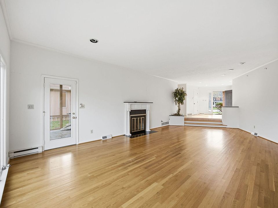 13th image of 2044 Manor Dr