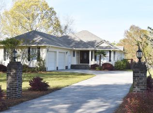 112 Woodlake Dr, Manning, SC 29102