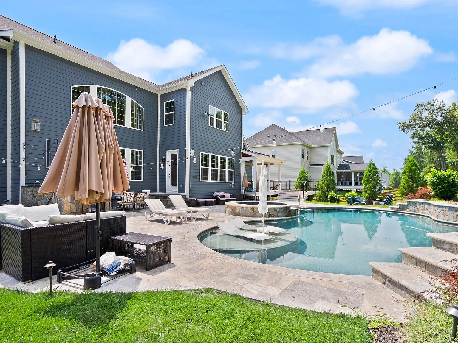 6 bed, 7.5 bath, 7656 sqft, $9,990 — Photo 3