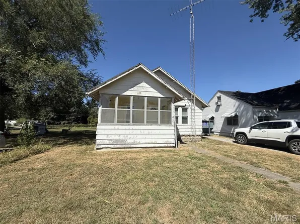 135 W Maple St, Brownstown, IL 62418