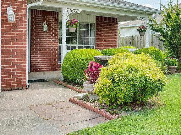 3rd image of 6 Greenridge Ln