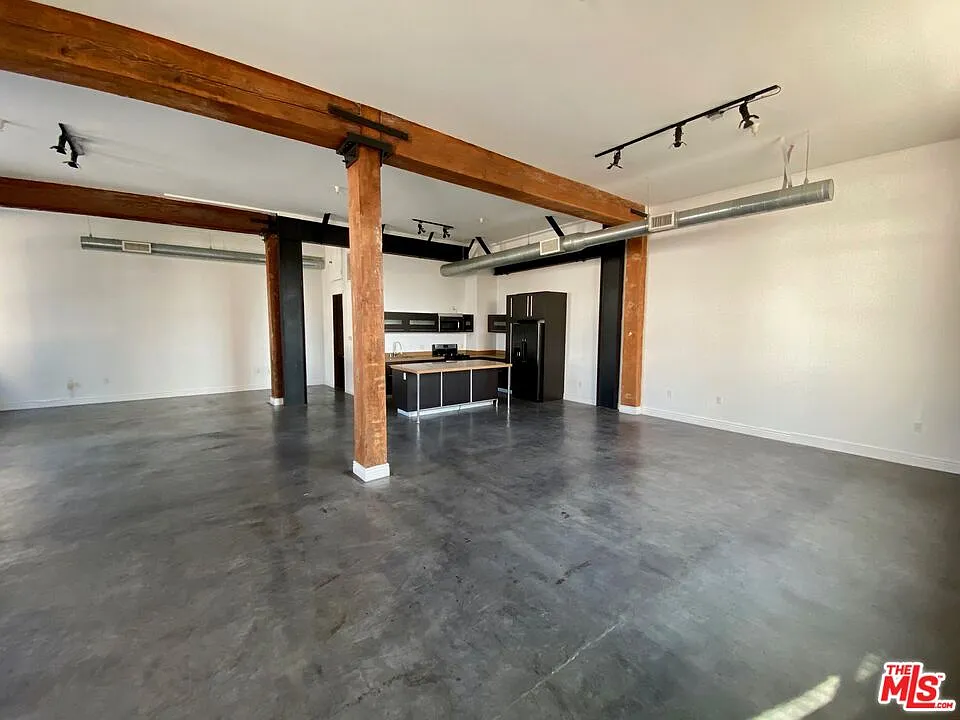 1 bed, 1.0 bath, 1210 sqft, $3,646 — Photo 4