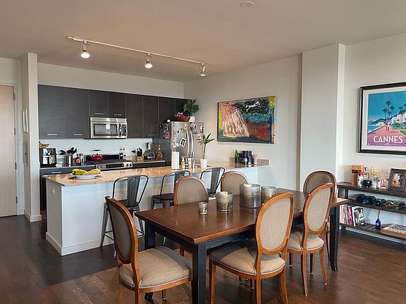 4th image of 919 W Superior St #1210