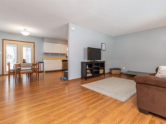 4th image of 836 Dawn Dr