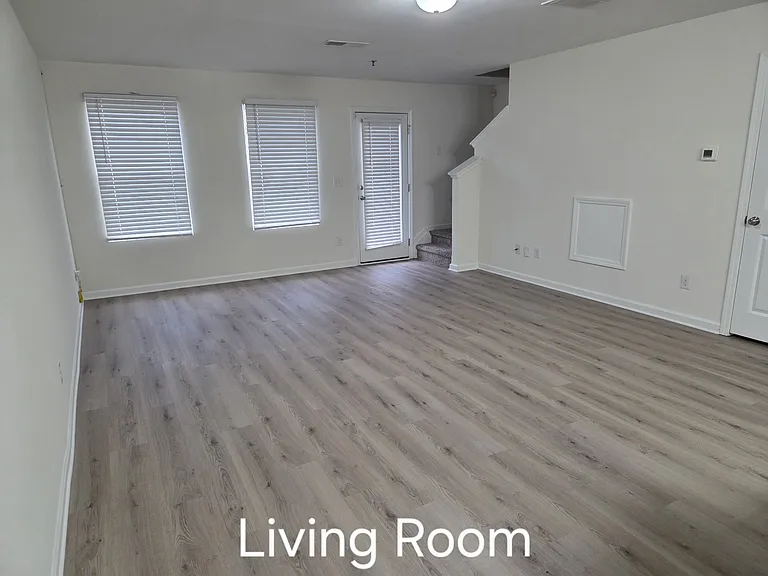 2144 Belmont Cir — Photo 3