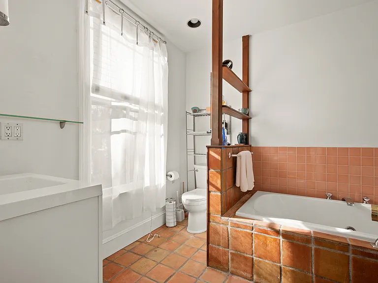 32 Hawthorn St #1 — Photo 34