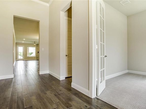 4th image of 817 Snyder Dr