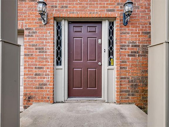 3rd image of 904 W Lovers Ln