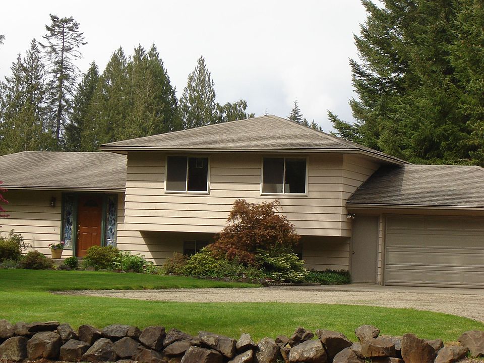 4 Bedroom 21/2 Bath, 3/4 acre