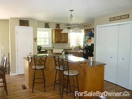 Kitchen Island : features Jenn-Air range