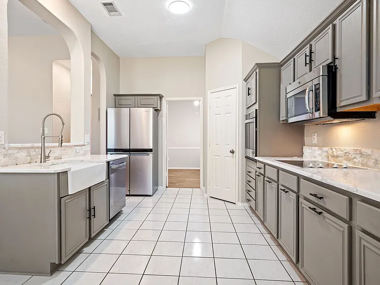 7512 Brookview Dr — Photo 2