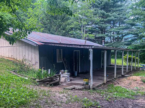 136 Log Ln, Jacksboro, TN 37757