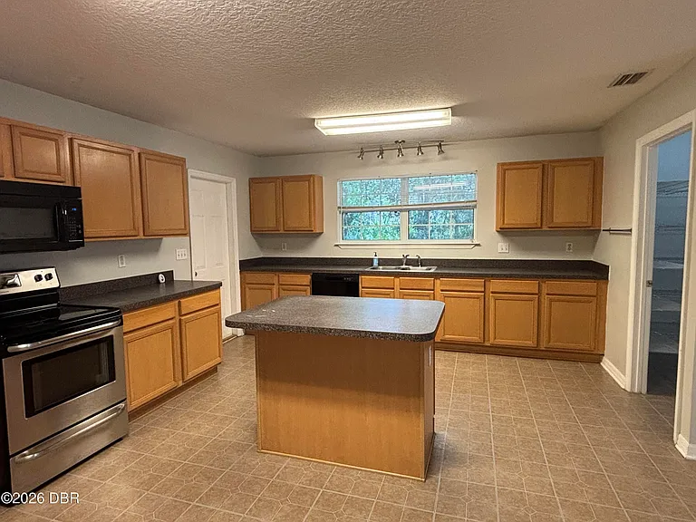 35 Rae Dr — Photo 9