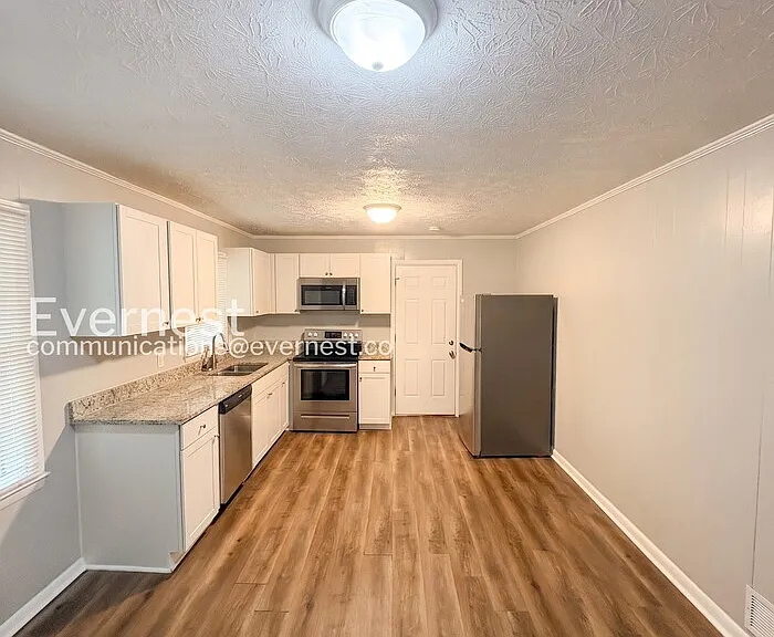 539 Green St — Photo 5