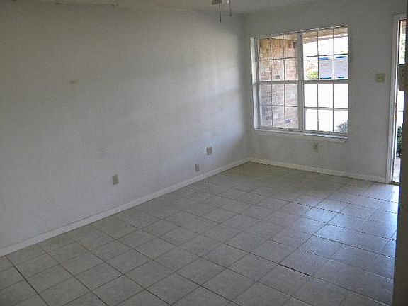 2nd image of 14404 Oakwood Ln