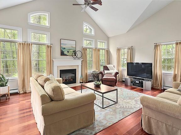 5th image of 230 Poquanticut Ave