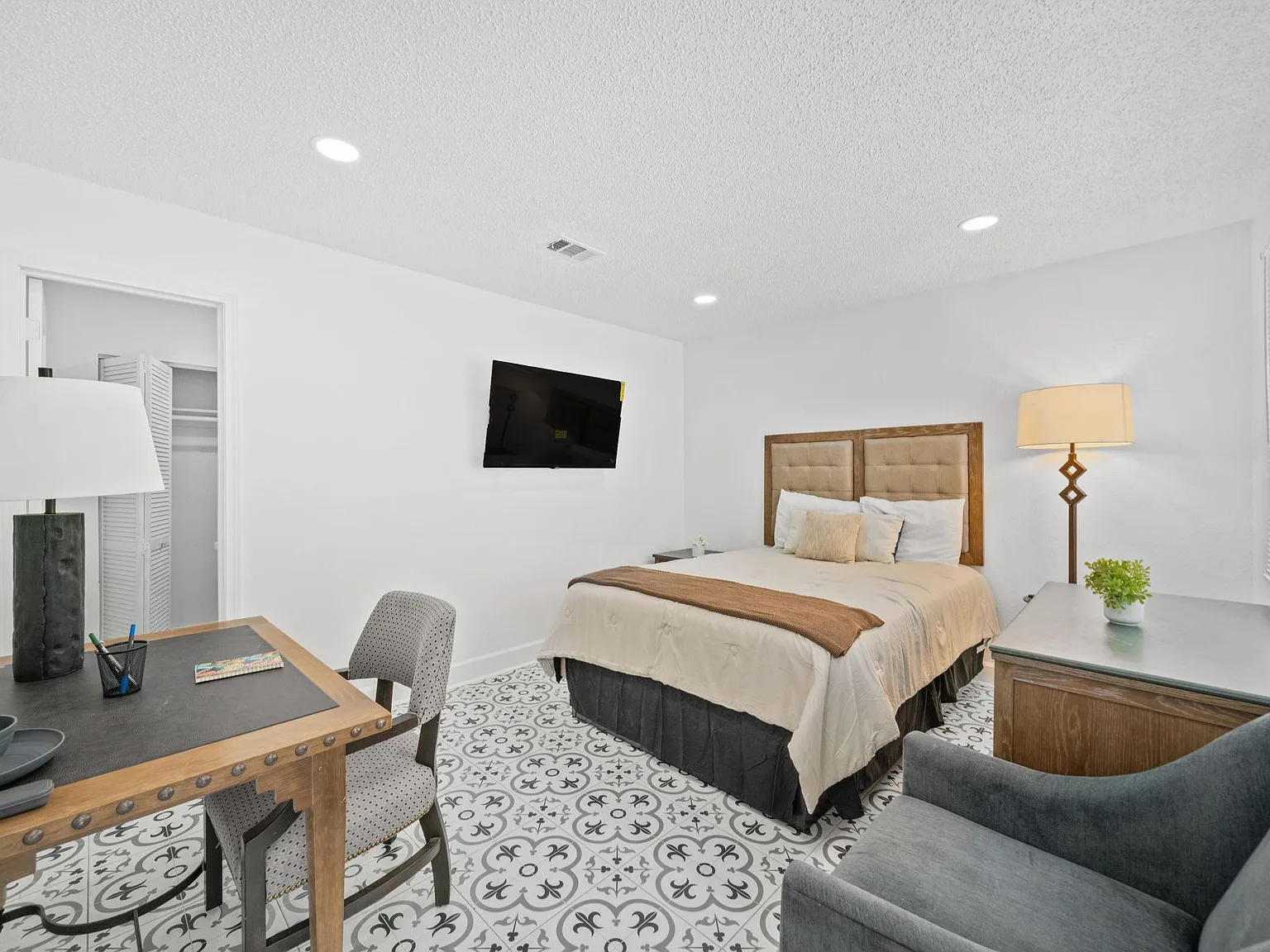 4 bed, 2.0 bath, 1350 sqft, $1,204 — Photo 1