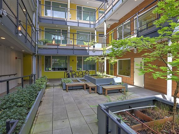 Tranquil Courtyard>