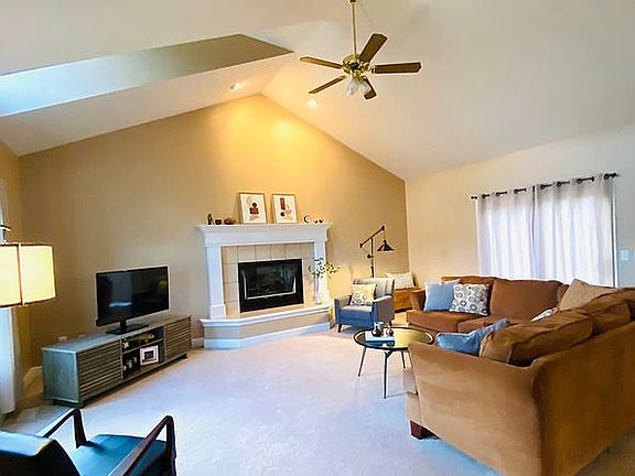 3rd image of 1424 Lakewood Cir