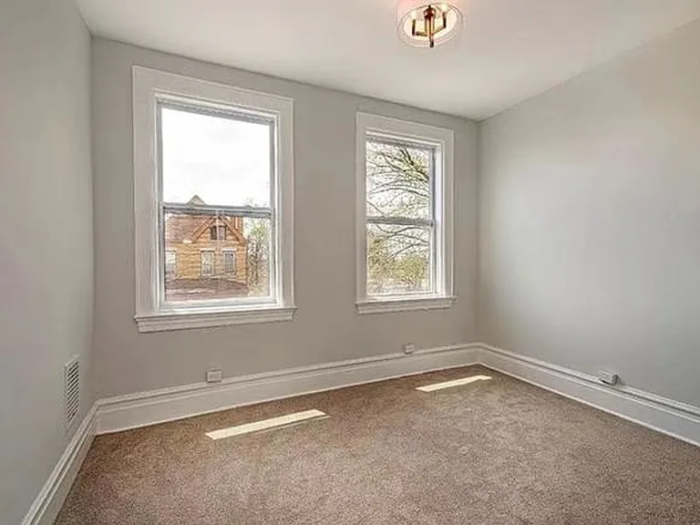 923 Adelaide St — Photo 22