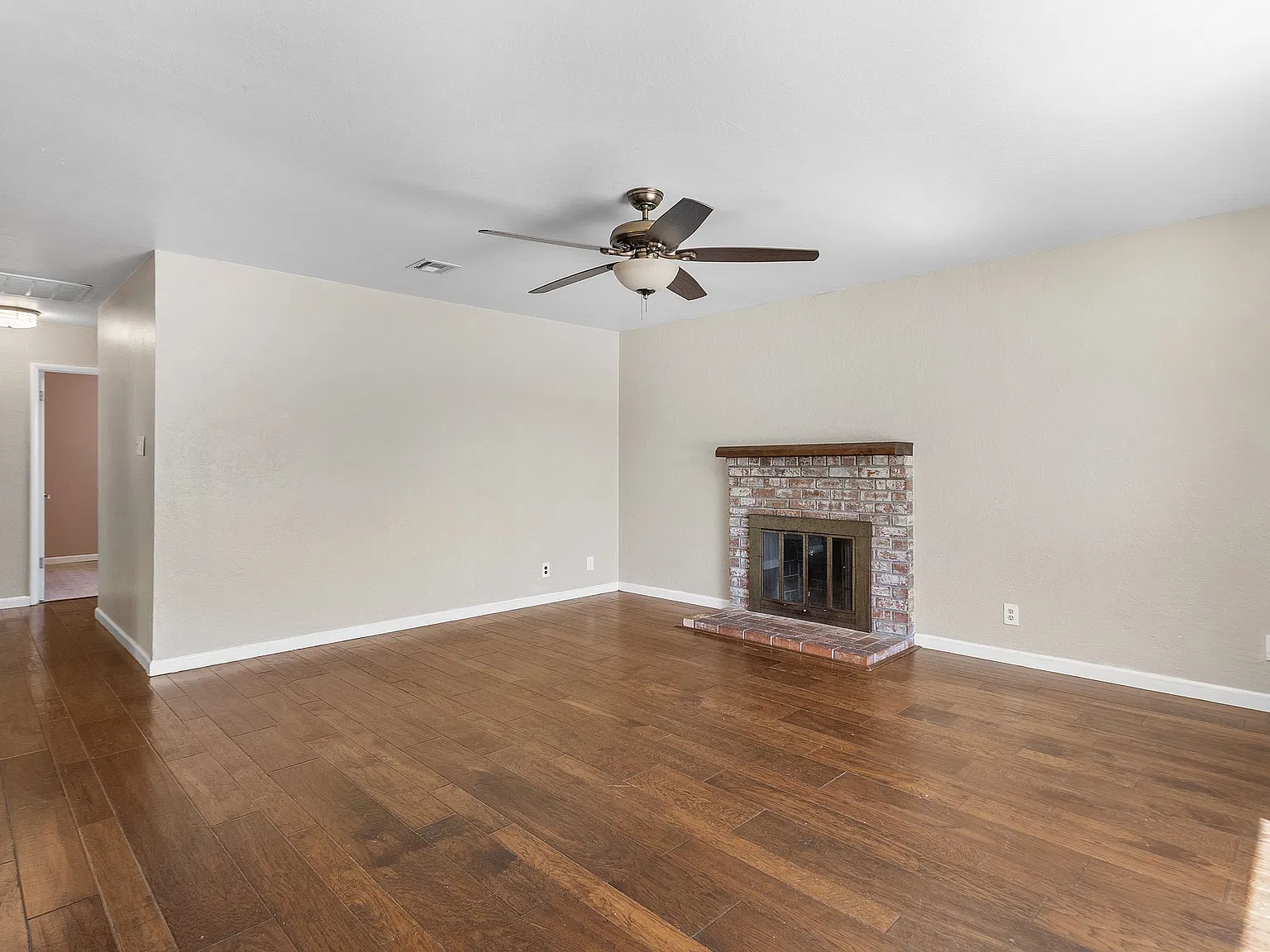3 bed, 1039 sqft, $4,250 — Photo 2