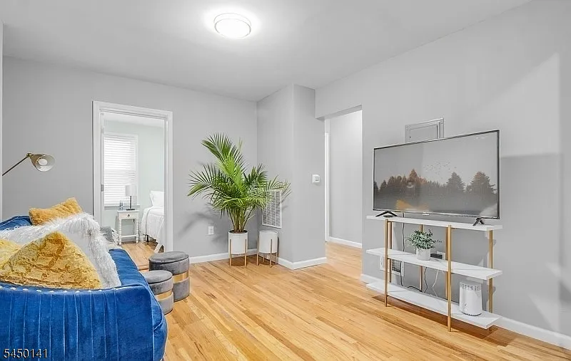 3 bed, 1.0 bath, $2,695 — Photo 4